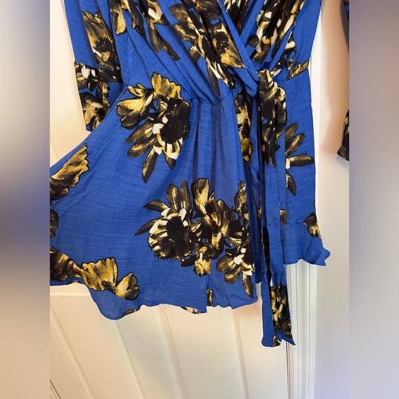 Free People Shorts Romper Women’s Small Blue With Flowers Flowy Arms Waist Tie - Picture 2 of 12